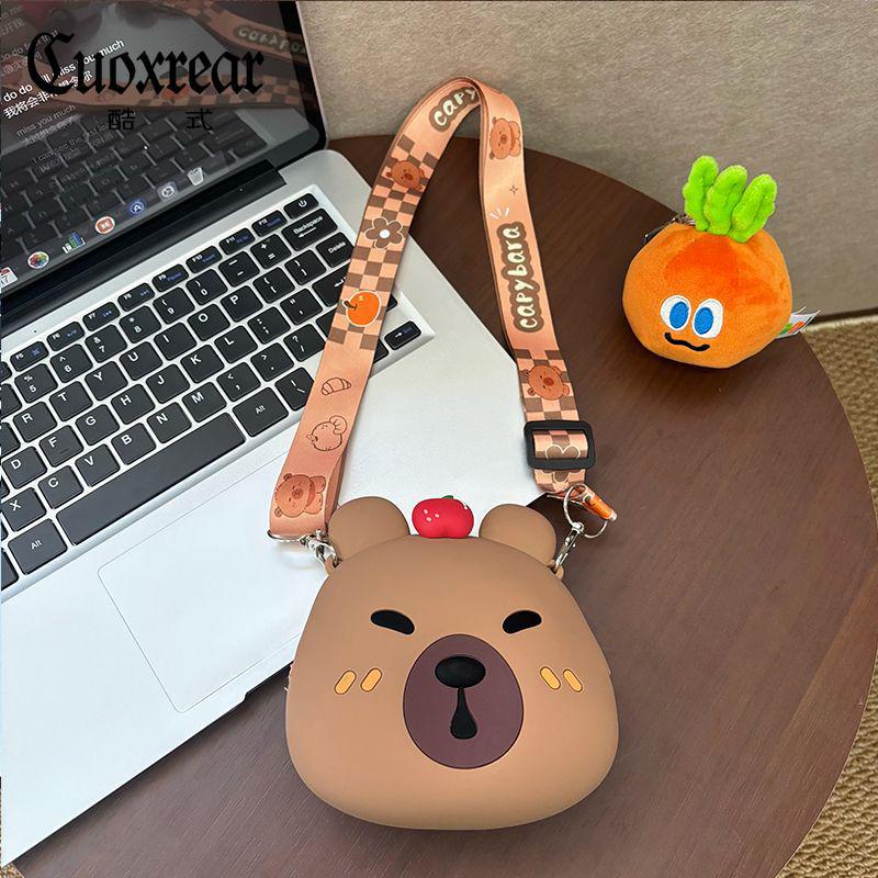 Capybara Silicone Crossbody: Cute Children s Shoulder Bag with Coin, Earphone Storage, and Capybara Pendant.
Capybara Silicone Crossbody: Cute Children s Shoulder Bag with Coin, Earphone Storage, and Capybara Pendant.