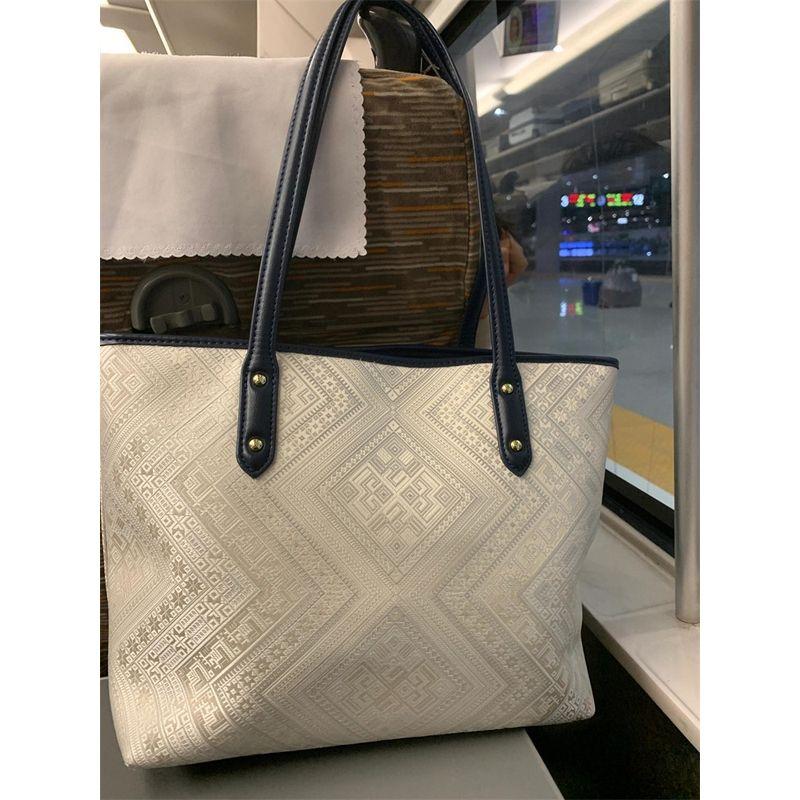 Ethnic Style Strong Brocade Pattern National Style One Shoulder Bag Female Niche Design Large Capacity Totes Work Clothing Handbag Black
Ethnic Style Strong Brocade Pattern National Style One Shoulder Bag Female Niche Design Large Capacity Totes Work Clothing Handbag Black