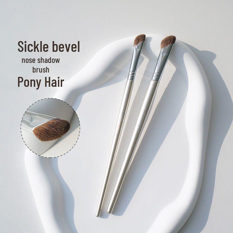 Набор угловых кистей для контуринга и хайлайтера (Маленький) Small Angled Nose Shadow Brush 326
Набор угловых кистей для контуринга и хайлайтера (Маленький) Small Angled Nose Shadow Brush 326