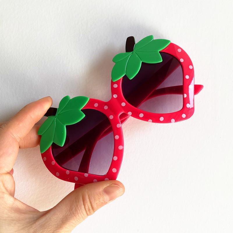 Fashion Cartoon Sun Glasses Kids Cut Anti-UV Spectacles Funny Eyeglasses Simplity Google Children Strawberry Sunglasses as picture гарячі рожевого кольору
Fashion Cartoon Sun Glasses Kids Cut Anti-UV Spectacles Funny Eyeglasses Simplity Google Children Strawberry Sunglasses as picture гарячі рожевого кольору