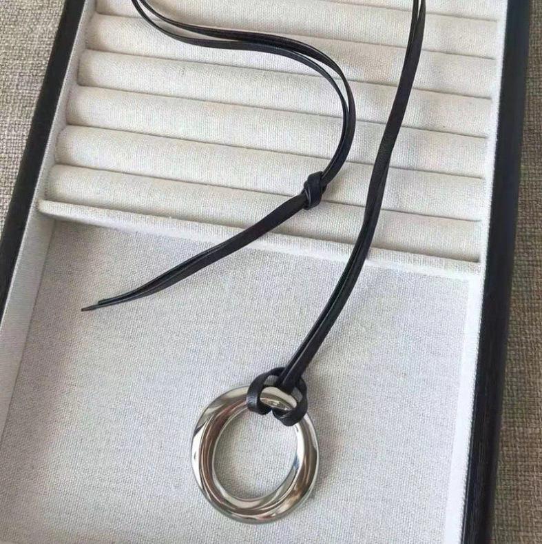 Zhang Yue er Meiyang Style O-Ring Pendant Leather Necklace for Women, 2025 Design срібний
Zhang Yue er Meiyang Style O-Ring Pendant Leather Necklace for Women, 2025 Design срібний