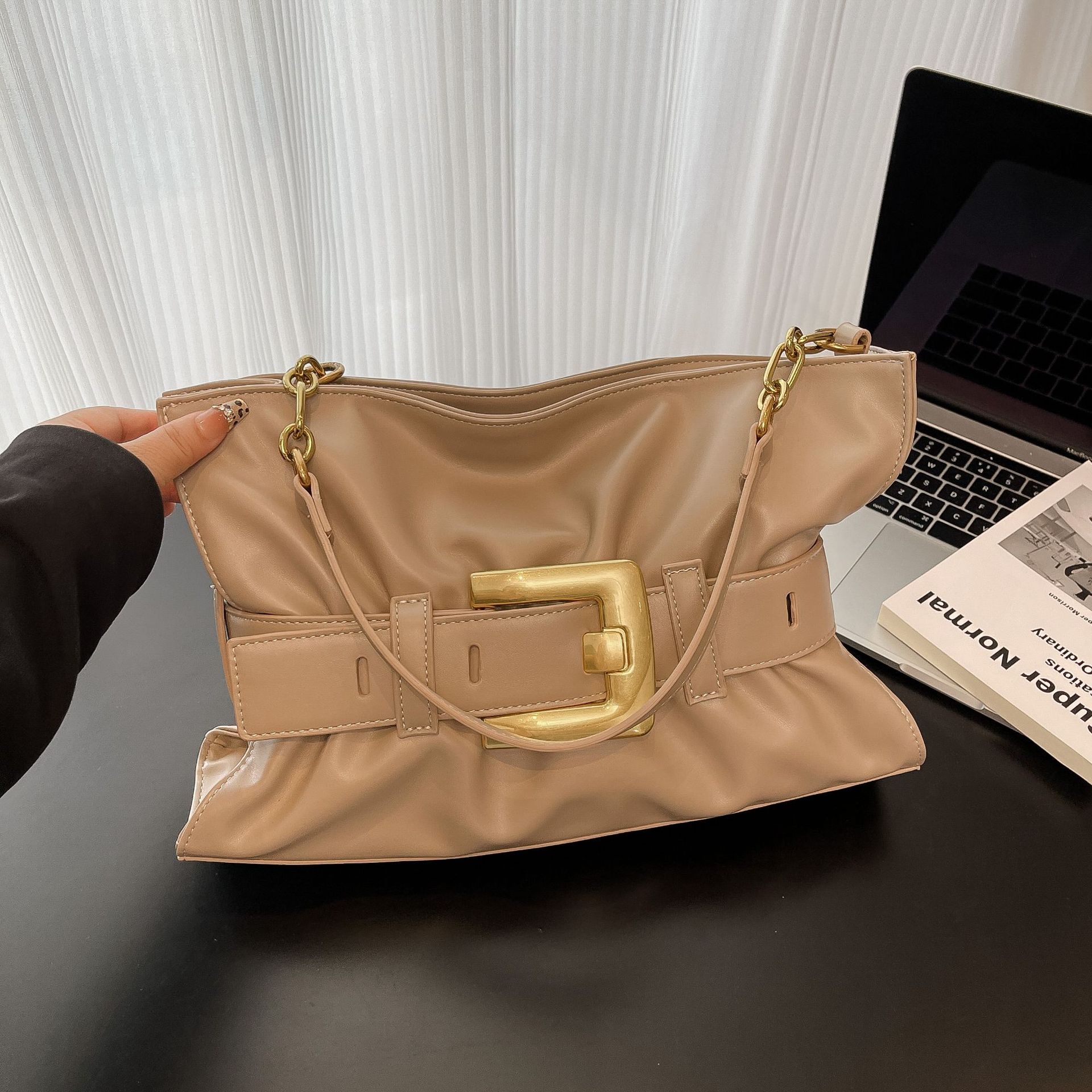2026 Influencer-approved Niche Design Shoulder Bag Luxury Gold Chain Belt Buckle Pleated Cloud Shape Suitable Handbags абрикосовий
2026 Influencer-approved Niche Design Shoulder Bag Luxury Gold Chain Belt Buckle Pleated Cloud Shape Suitable Handbags абрикосовий