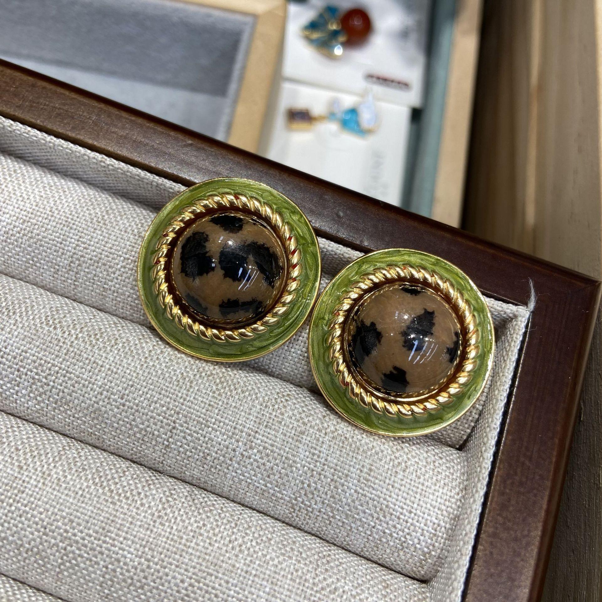 Medieval Court Earrings Electroplated 18K Enamel Oil Dripping Green Round Leopard Print Stud Earrings Retro Earrings Women
Medieval Court Earrings Electroplated 18K Enamel Oil Dripping Green Round Leopard Print Stud Earrings Retro Earrings Women