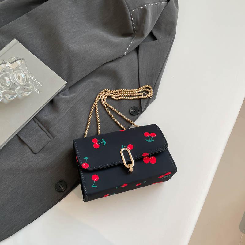 Милая трендовая цепочка с вишенками, модная маленькая квадратная сумка, женская, зарубежная, универсальная, милая, для шопинга, с темпераментом, новая сумка-мессенджер чёрный
Милая трендовая цепочка с вишенками, модная маленькая квадратная сумка, женская, зарубежная, универсальная, милая, для шопинга, с темпераментом, новая сумка-мессенджер чёрный