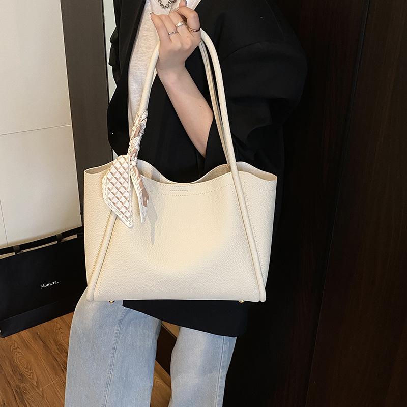 2025 new light luxury niche daily usable bucket handbag premium sense bag
2025 new light luxury niche daily usable bucket handbag premium sense bag