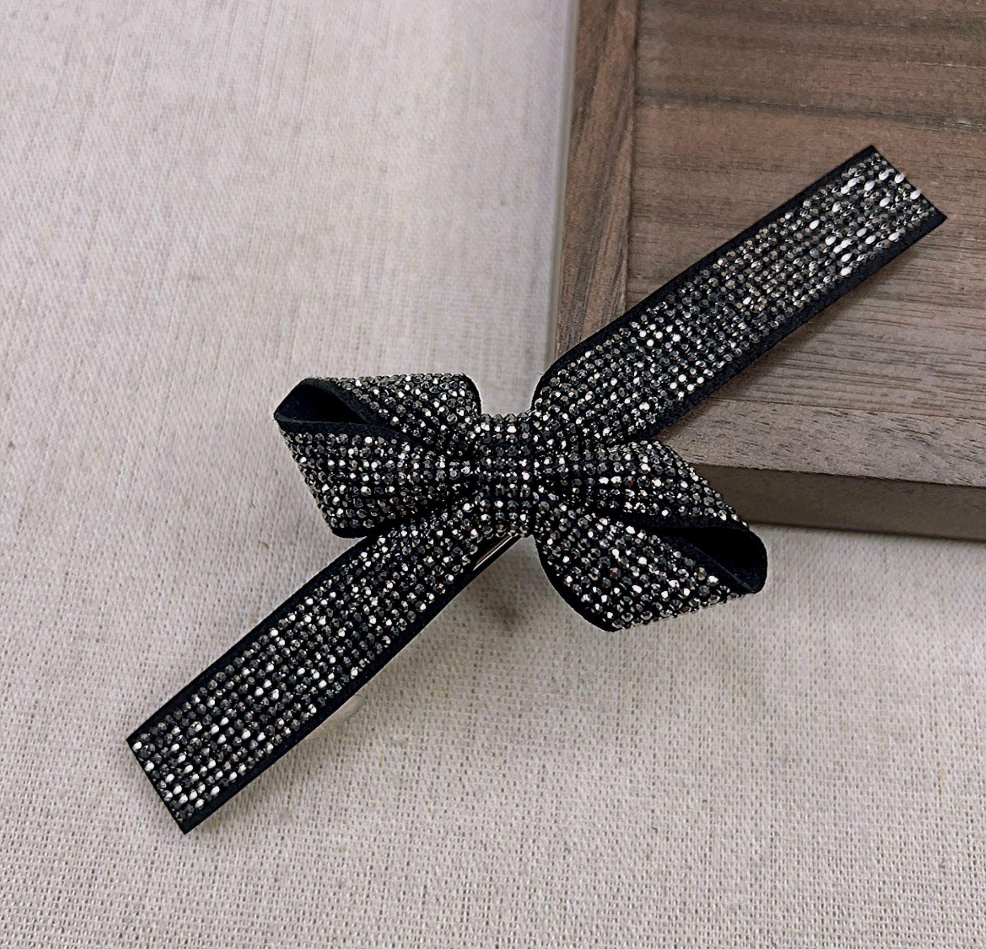 Легкая роскошная повязка на голову с бриллиантовым бантом, известная теплая нишевая сдержанная вспышка бриллиантов высокого класса, дорогостоящая повязка на голову, аксессуары для волос
Легкая роскошная повязка на голову с бриллиантовым бантом, известная теплая нишевая сдержанная вспышка бриллиантов высокого класса, дорогостоящая повязка на голову, аксессуары для волос