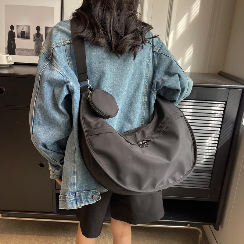 Literature and art youth shoulder bag new fashion trend female college students class messenger bag large capacity portable dumpling bag one size fits all чорний
Literature and art youth shoulder bag new fashion trend female college students class messenger bag large capacity portable dumpling bag one size fits all чорний