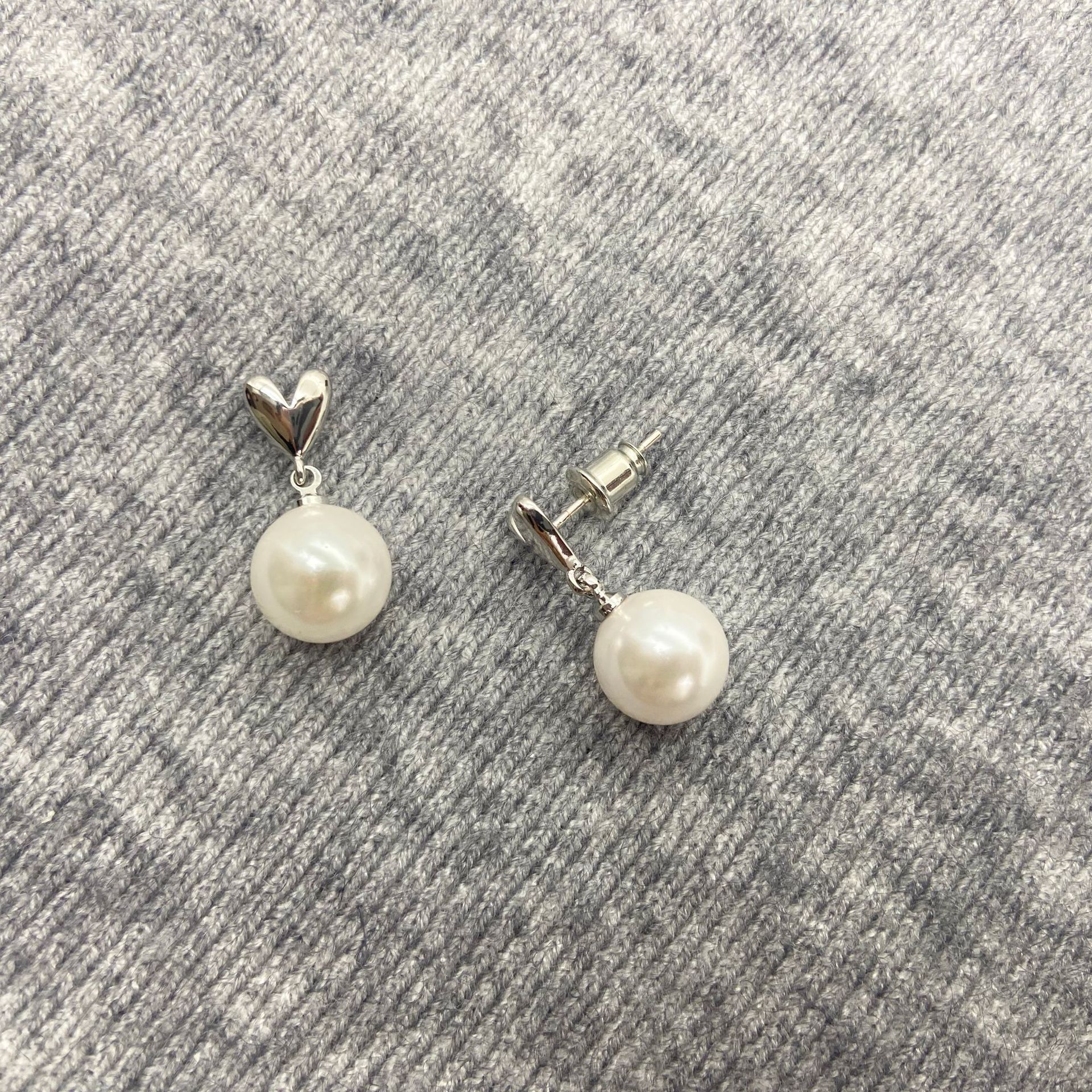 Heart Grey Silver Needle Premium Silver Grey Pearl Love Stud Earrings Small Earrings Earrings
Heart Grey Silver Needle Premium Silver Grey Pearl Love Stud Earrings Small Earrings Earrings