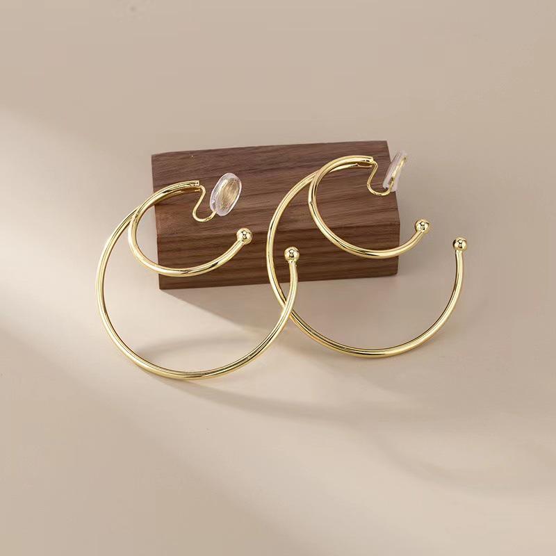 Korean Double Layer Circle Earrings - Versatile, No Piercing Needed, Cool Exaggerated Design.
Korean Double Layer Circle Earrings - Versatile, No Piercing Needed, Cool Exaggerated Design.