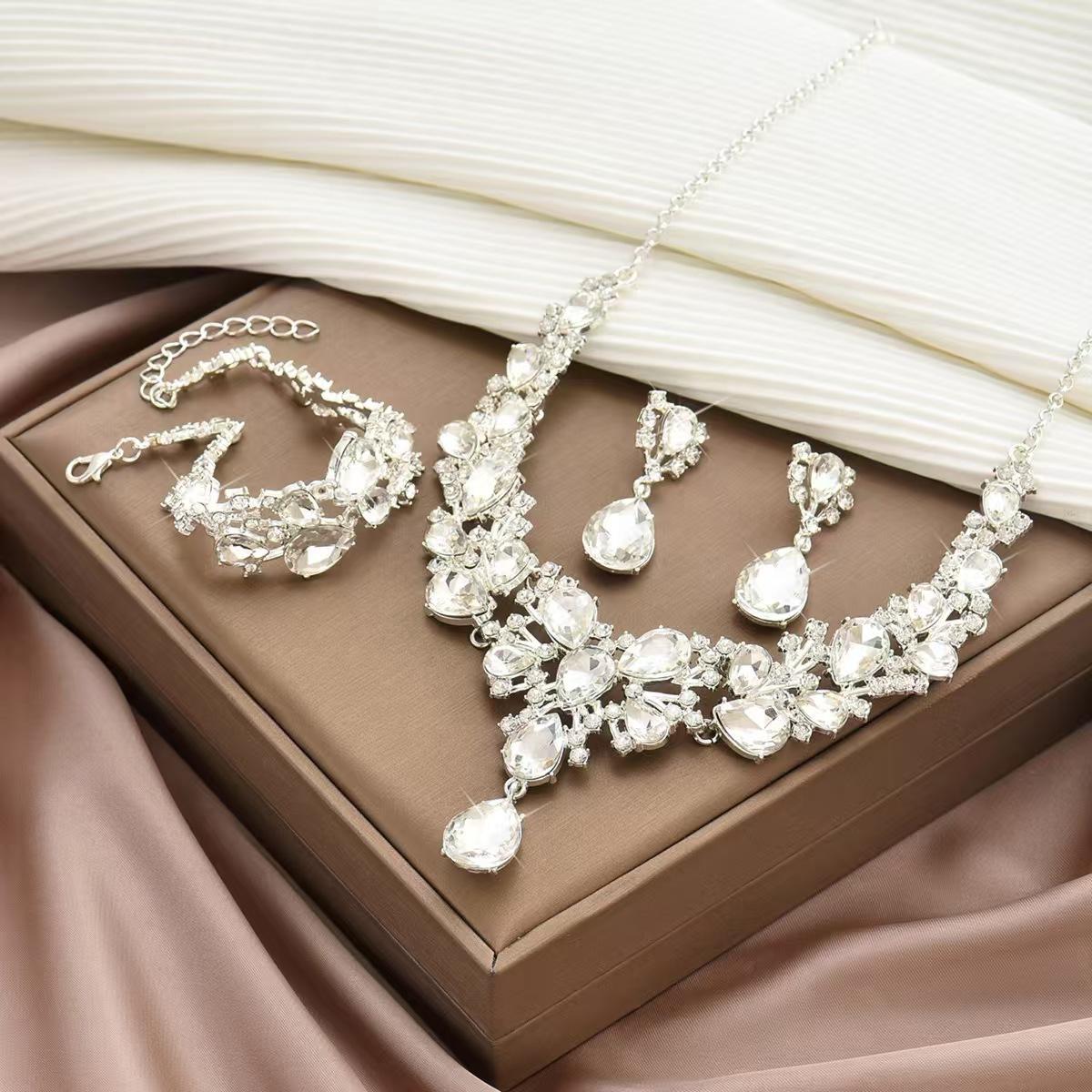 European and American Retro Exaggerated Necklace Earrings Two-piece Bridal Wedding Banquet Luxury Rhinestone Jewelry 2026 45CM
European and American Retro Exaggerated Necklace Earrings Two-piece Bridal Wedding Banquet Luxury Rhinestone Jewelry 2026 45CM