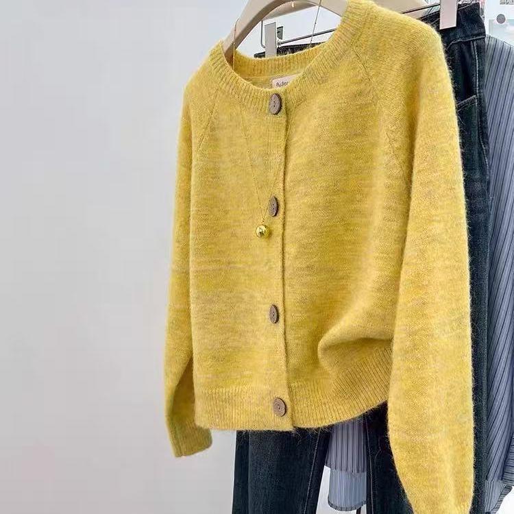 French Retro Yellow Raccoon Knit Cardigan: Autumn/Winter Loose Style Sweater One Size (Suitable for 80 to 120 jin)
French Retro Yellow Raccoon Knit Cardigan: Autumn/Winter Loose Style Sweater One Size (Suitable for 80 to 120 jin)