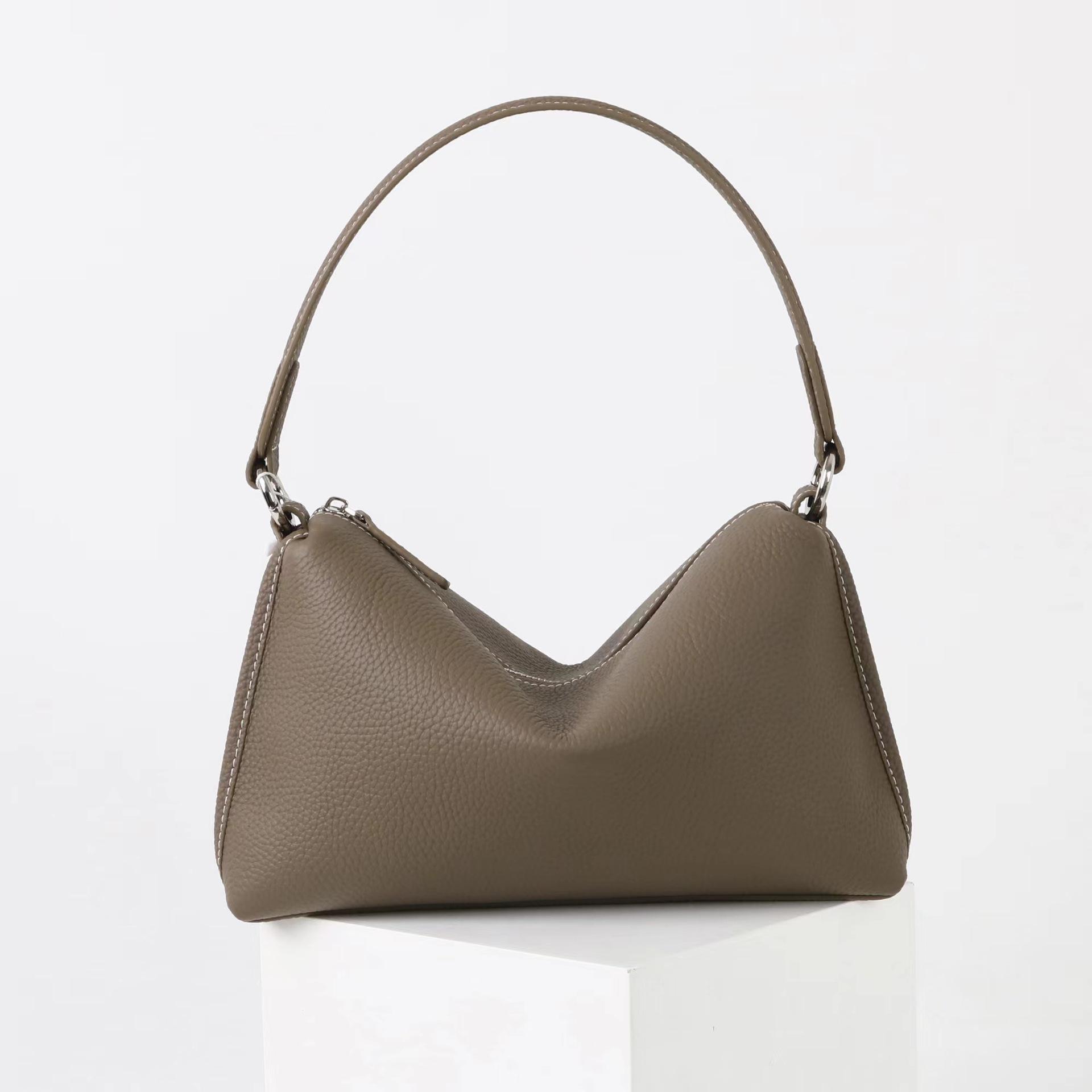 2025 New Light Luxury Niche High-end Feeling Head Layer Cowhide Crossbody Dumpling Pillow Bag Simple Commuting Versatile Single Shoulder 28cm
2025 New Light Luxury Niche High-end Feeling Head Layer Cowhide Crossbody Dumpling Pillow Bag Simple Commuting Versatile Single Shoulder 28cm