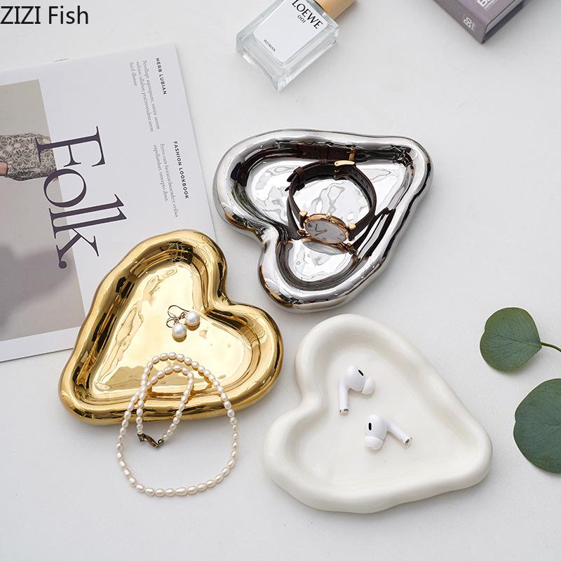 Cute Heart-shaped Storage Tray Creative Ceramic Jewelry Storage Tray Snack Dessert Tray Nordic Home Decoration Storage Tool
Cute Heart-shaped Storage Tray Creative Ceramic Jewelry Storage Tray Snack Dessert Tray Nordic Home Decoration Storage Tool
