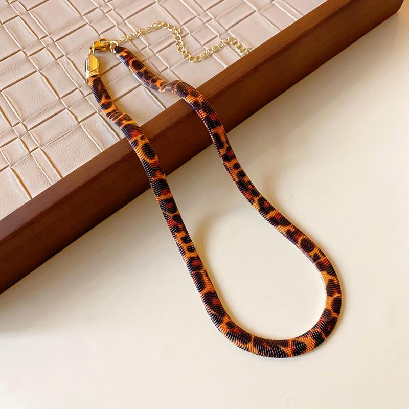 Высококлассное ретро ожерелье с леопардовым принтом и текстурой змеиной кости для женщин
Высококлассное ретро ожерелье с леопардовым принтом и текстурой змеиной кости для женщин