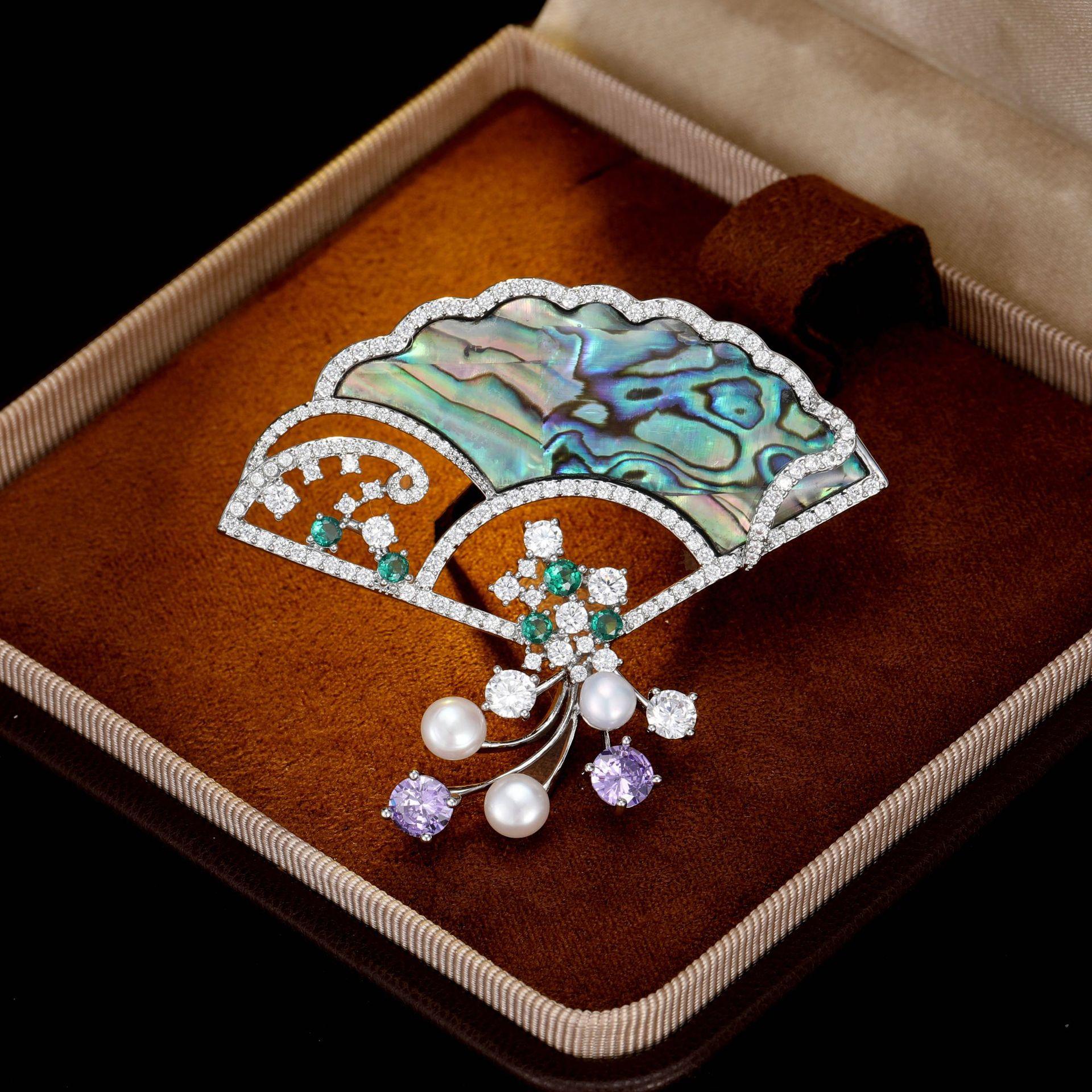 Women s Light Luxury Design Elegant Imitation Pearl Fan-Shaped Brooch Fashionable And Versatile Niche Design Sense Brooch
Women s Light Luxury Design Elegant Imitation Pearl Fan-Shaped Brooch Fashionable And Versatile Niche Design Sense Brooch