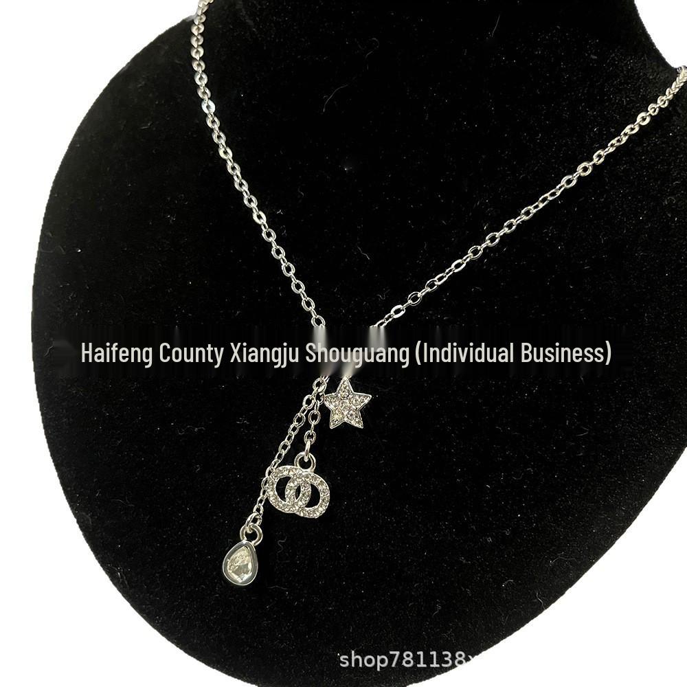 Fragrant Wind 26c Triple C Necklace: New French Vintage Style Choker for Women Three-in-one Platinum
Fragrant Wind 26c Triple C Necklace: New French Vintage Style Choker for Women Three-in-one Platinum
