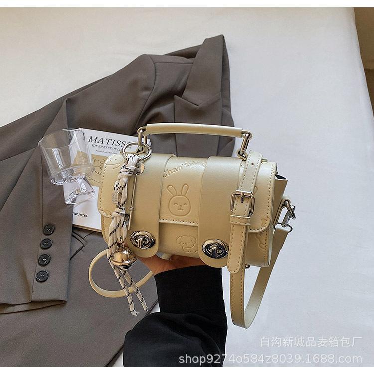 Korean version of portable pillow bag women s 2025 new niche design commuter shoulder bag popular versatile messenger bag
Korean version of portable pillow bag women s 2025 new niche design commuter shoulder bag popular versatile messenger bag