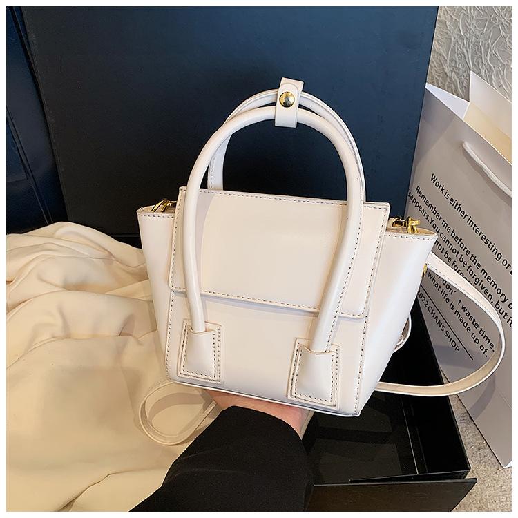 Summer bag women s portable commuter pu small square bag new niche design shoulder casual messenger bag білий
Summer bag women s portable commuter pu small square bag new niche design shoulder casual messenger bag білий
