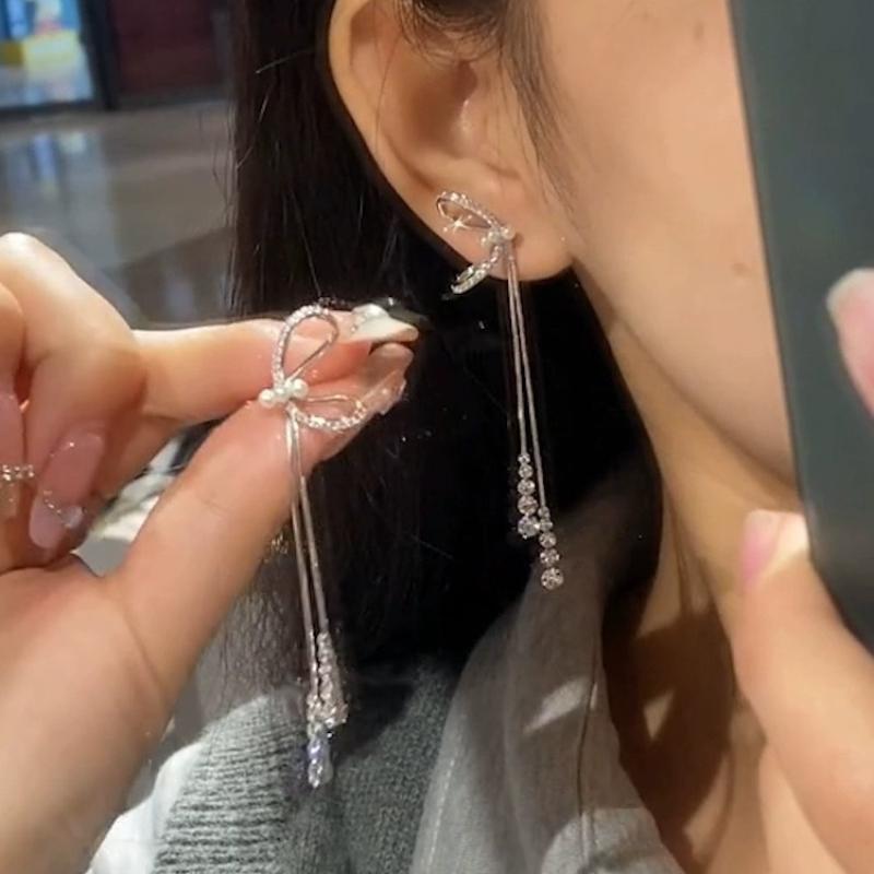 Серьги-клипсы с бантом и кисточкой из искусственного жемчуга и стразами Женские серьги-клипсы в виде москитной спирали
Серьги-клипсы с бантом и кисточкой из искусственного жемчуга и стразами Женские серьги-клипсы в виде москитной спирали