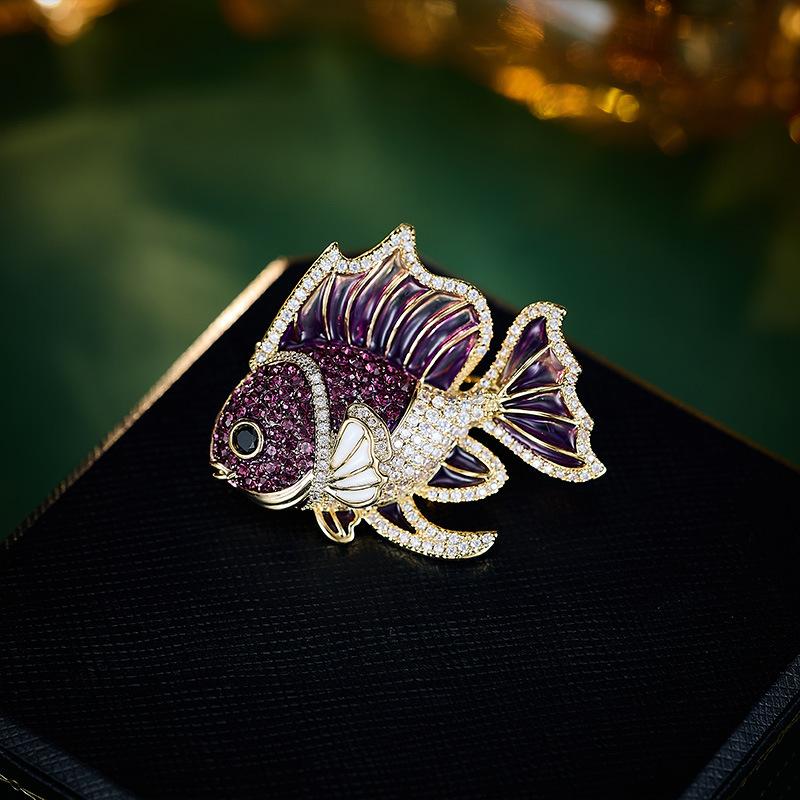 New Exquisite Zircon Inlaid Blue Purple Goldfish Brooch Cute and Versatile Temperament Marine Creature Brooch for Men and Women фіолетовий
New Exquisite Zircon Inlaid Blue Purple Goldfish Brooch Cute and Versatile Temperament Marine Creature Brooch for Men and Women фіолетовий