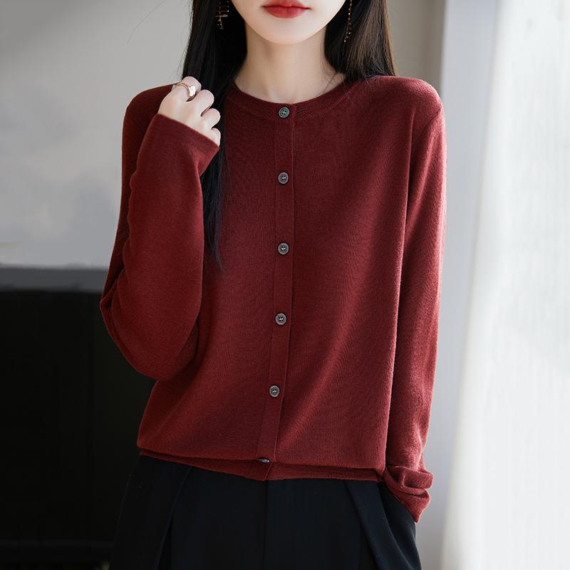 Женский легкий кардиган из 50% шерсти и 50% шелка Mulberry — универсальный трикотаж на все 4 сезона для комфорта и стиля в любое время года L красный
Женский легкий кардиган из 50% шерсти и 50% шелка Mulberry — универсальный трикотаж на все 4 сезона для комфорта и стиля в любое время года L красный