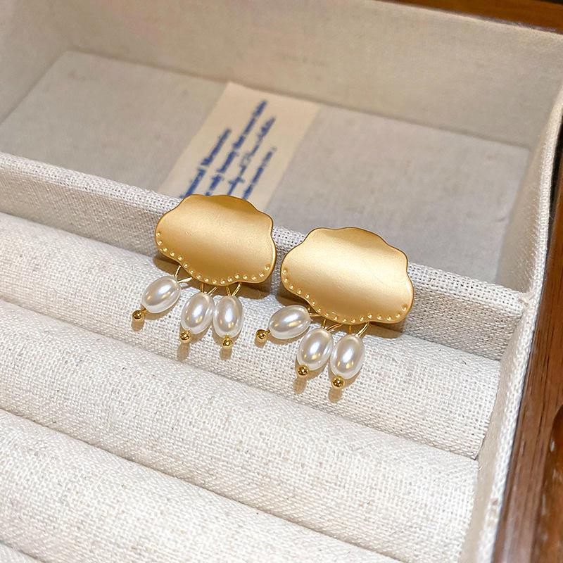 Шикарные металлические серьги-пусеты в виде облака с искусственным жемчугом: Элегантное серебро для модных женщин
Шикарные металлические серьги-пусеты в виде облака с искусственным жемчугом: Элегантное серебро для модных женщин