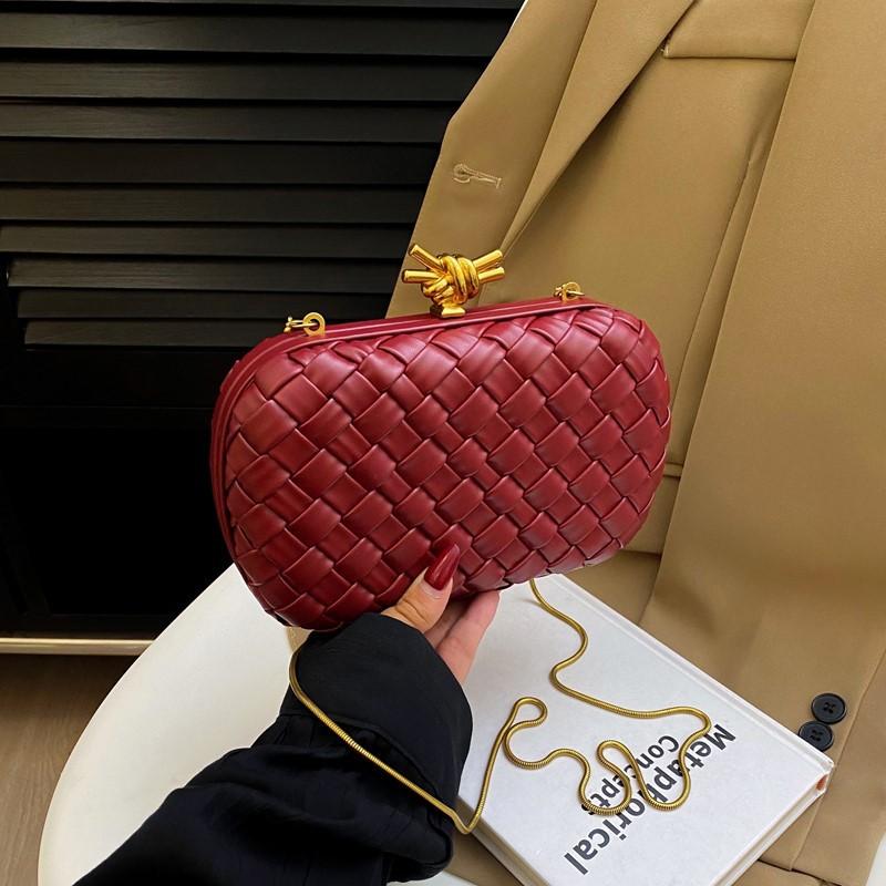 Xiaoxiangfeng dinner bag 2025 new European and American fashion niche shoulder bag women s versatile chain crossbody wrist bag червоний
Xiaoxiangfeng dinner bag 2025 new European and American fashion niche shoulder bag women s versatile chain crossbody wrist bag червоний