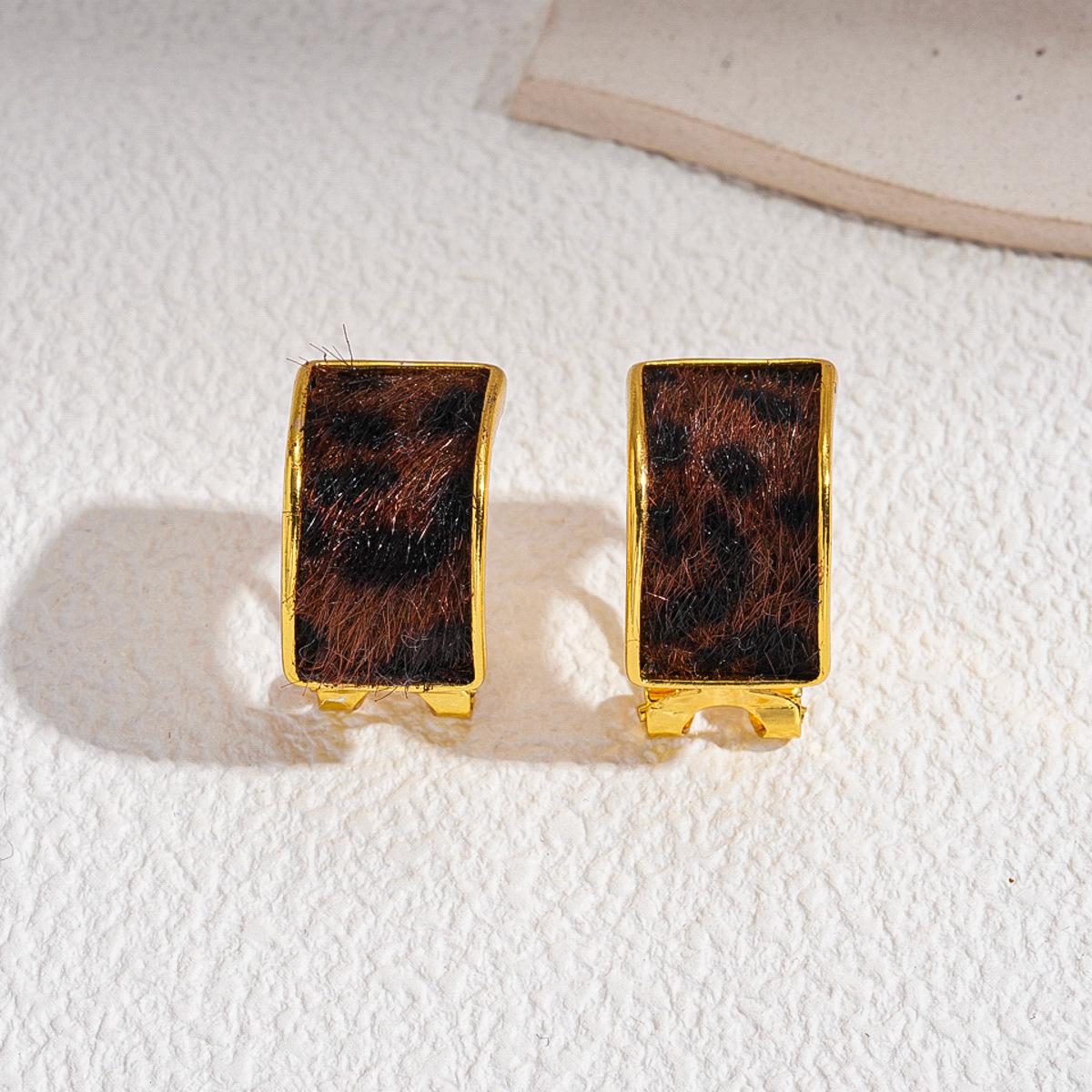 Autumn and winter imitation horse hair geometric C-shaped silver needle stud earrings fashionable versatile earrings
Autumn and winter imitation horse hair geometric C-shaped silver needle stud earrings fashionable versatile earrings