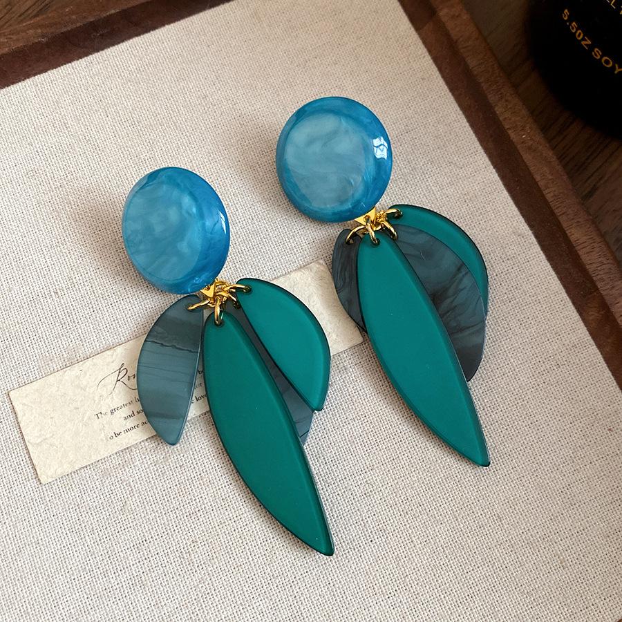 Silver needle resin round pendant earrings personality exaggerated temperament simple fashion stud earrings niche high-end earrings women
Silver needle resin round pendant earrings personality exaggerated temperament simple fashion stud earrings niche high-end earrings women