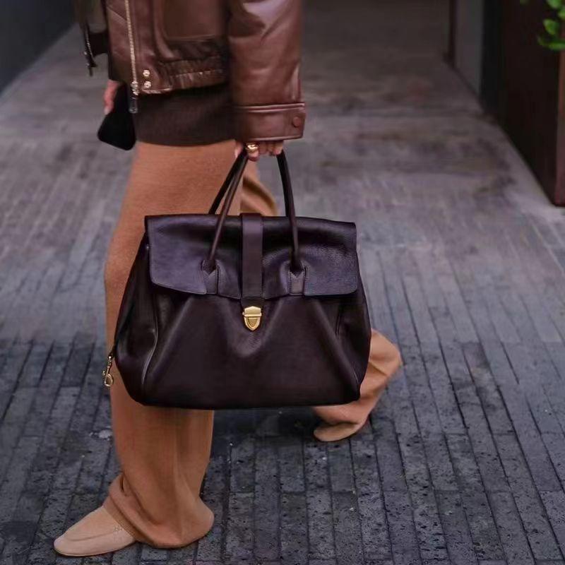 Qiu Zhen portable briefcase women s high-end leather retro large-capacity first-layer vegetable tanned cowhide bag Large 38 * 17.5 * 29 чорний
Qiu Zhen portable briefcase women s high-end leather retro large-capacity first-layer vegetable tanned cowhide bag Large 38 * 17.5 * 29 чорний