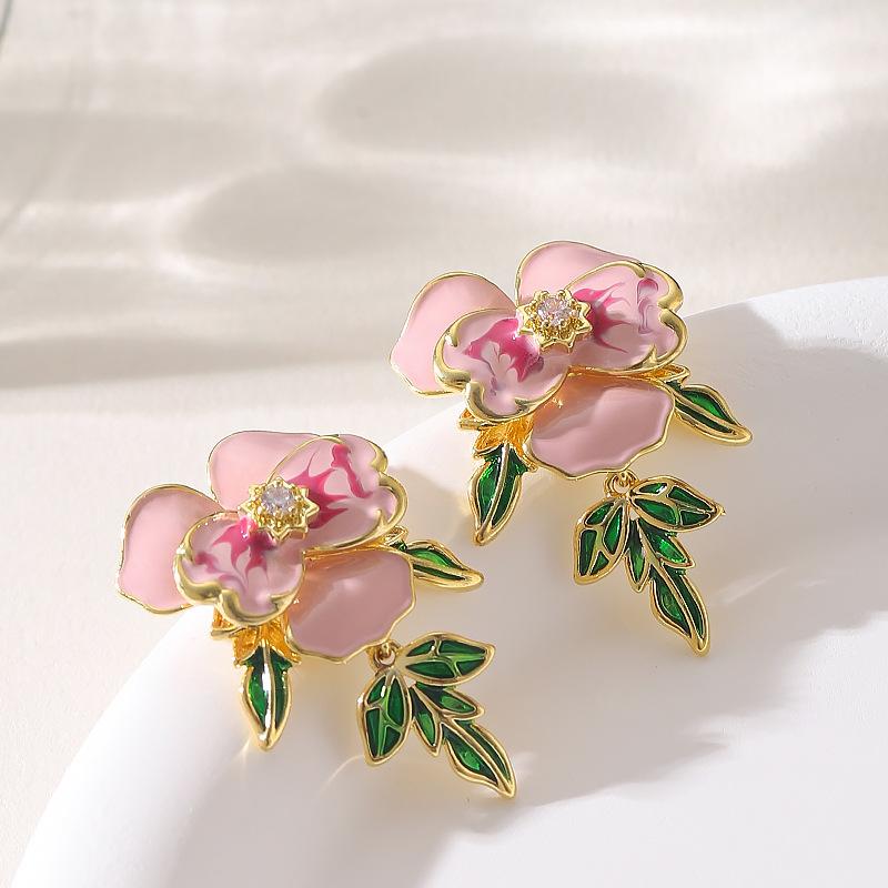 French gentle temperament small fragrant wind dripping oil three-dimensional flower stud earrings light luxury high-end national style niche earrings рожевий
French gentle temperament small fragrant wind dripping oil three-dimensional flower stud earrings light luxury high-end national style niche earrings рожевий