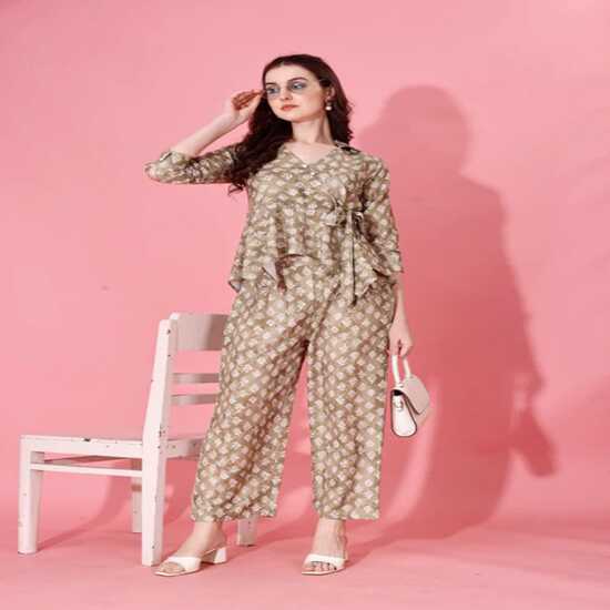 Женский комплект из топа с запахом и широких брюк с геометрическим принтом XXL
Женский комплект из топа с запахом и широких брюк с геометрическим принтом XXL