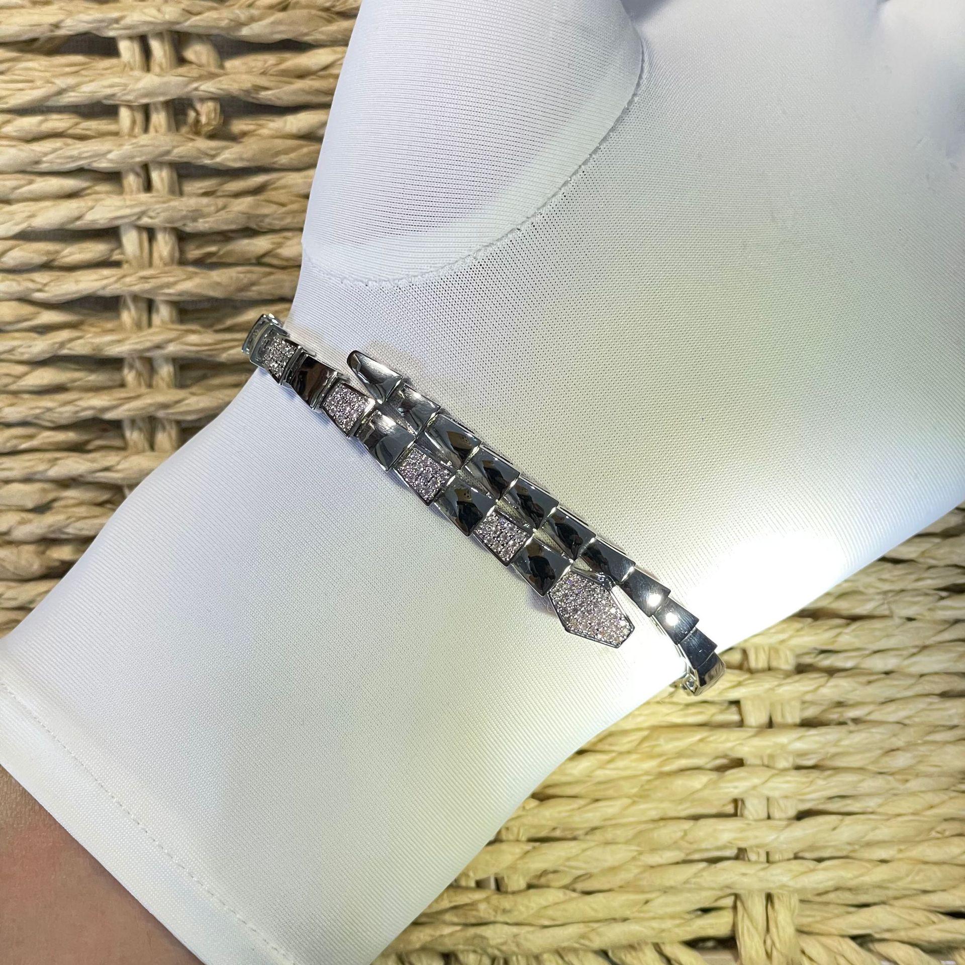 Европейский и американский ретро браслет для пары в форме змеи с бриллиантами
Европейский и американский ретро браслет для пары в форме змеи с бриллиантами