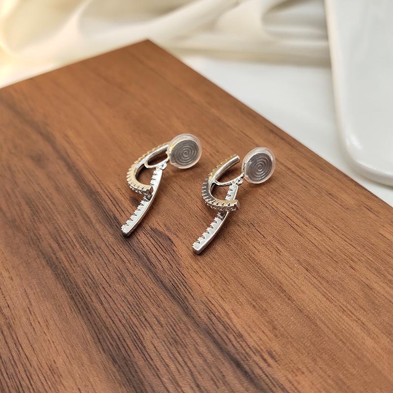 Корейские цельные крестообразные клипсы с инкрустацией бриллиантами для женщин (Без проколов, безболезненно) серебряный
Корейские цельные крестообразные клипсы с инкрустацией бриллиантами для женщин (Без проколов, безболезненно) серебряный