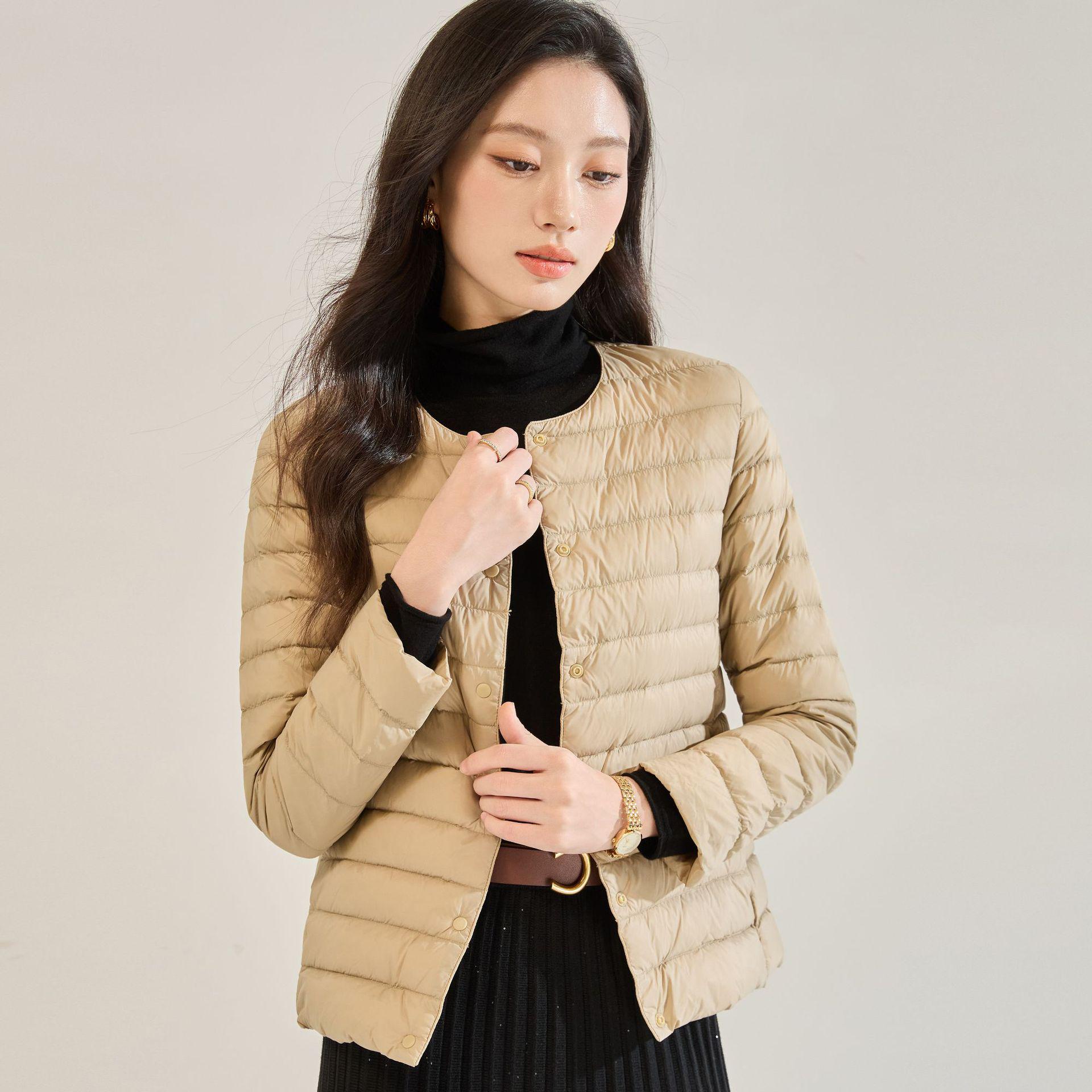 Женская легкая теплая зимняя куртка с круглым вырезом на белом утином пуху 22677 XL хаки
Женская легкая теплая зимняя куртка с круглым вырезом на белом утином пуху 22677 XL хаки