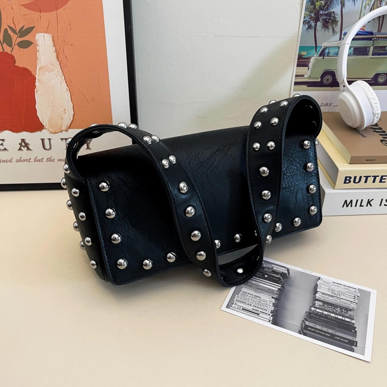 Fashion Rivet Women Shoulder Bags Punk Style Lady Handbags Designer Luxury Pu Leather Femme Bag Trend Black Coffee Underarm Tote 30cm))
Fashion Rivet Women Shoulder Bags Punk Style Lady Handbags Designer Luxury Pu Leather Femme Bag Trend Black Coffee Underarm Tote 30cm))