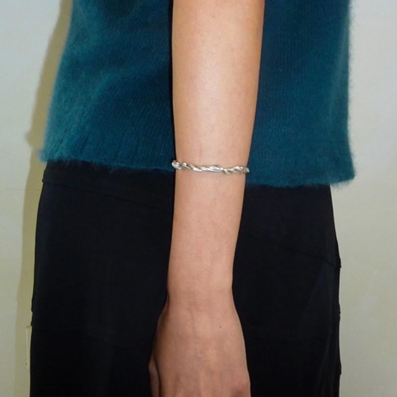 A BIT MOR CABLE LINK BANGLE ONE
A BIT MOR CABLE LINK BANGLE ONE