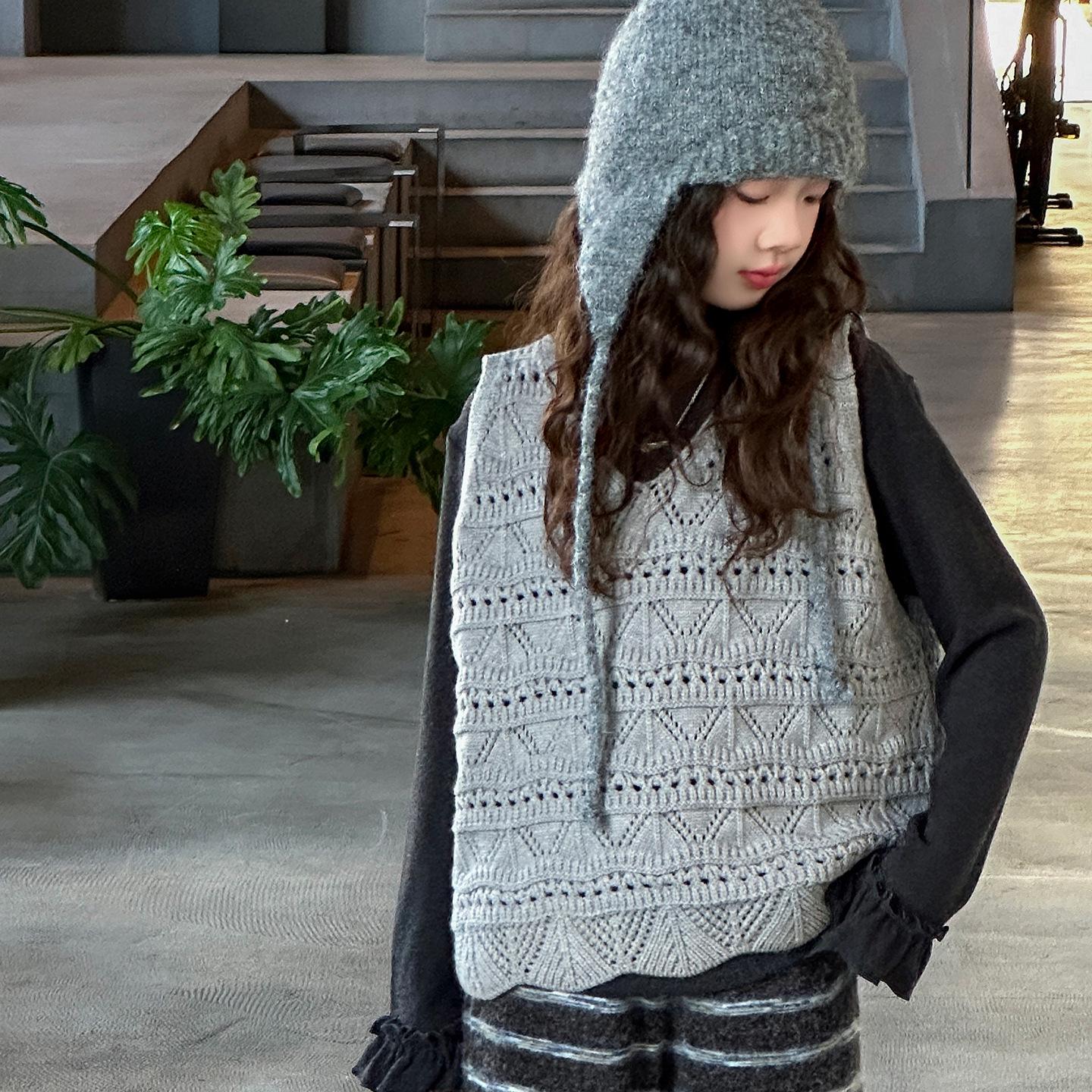 2025 Autumn Fashion: Girls’ Korean-Style Sweater Vest & Striped Wide-Leg Pants Set 140 cm
2025 Autumn Fashion: Girls’ Korean-Style Sweater Vest & Striped Wide-Leg Pants Set 140 cm