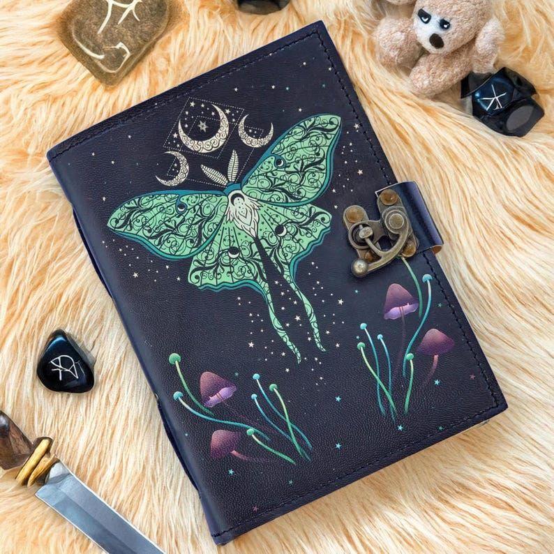Luna Moth Leather Grimoire Journal: Witchcraft Spell Book 7 x 5 inch
Luna Moth Leather Grimoire Journal: Witchcraft Spell Book 7 x 5 inch