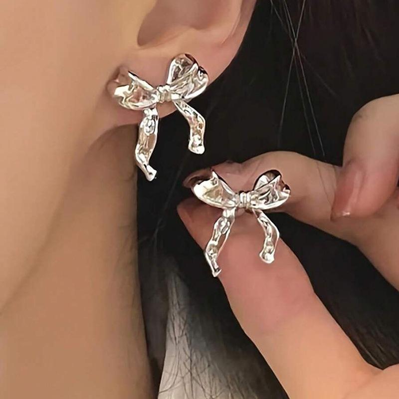 KADRUFI Korean Fashion Ribbon Bow-knot Earrings for Women Cute Bow Metal Stud Earring Girls Charm Wedding Party Jewelry Gift срібний
KADRUFI Korean Fashion Ribbon Bow-knot Earrings for Women Cute Bow Metal Stud Earring Girls Charm Wedding Party Jewelry Gift срібний