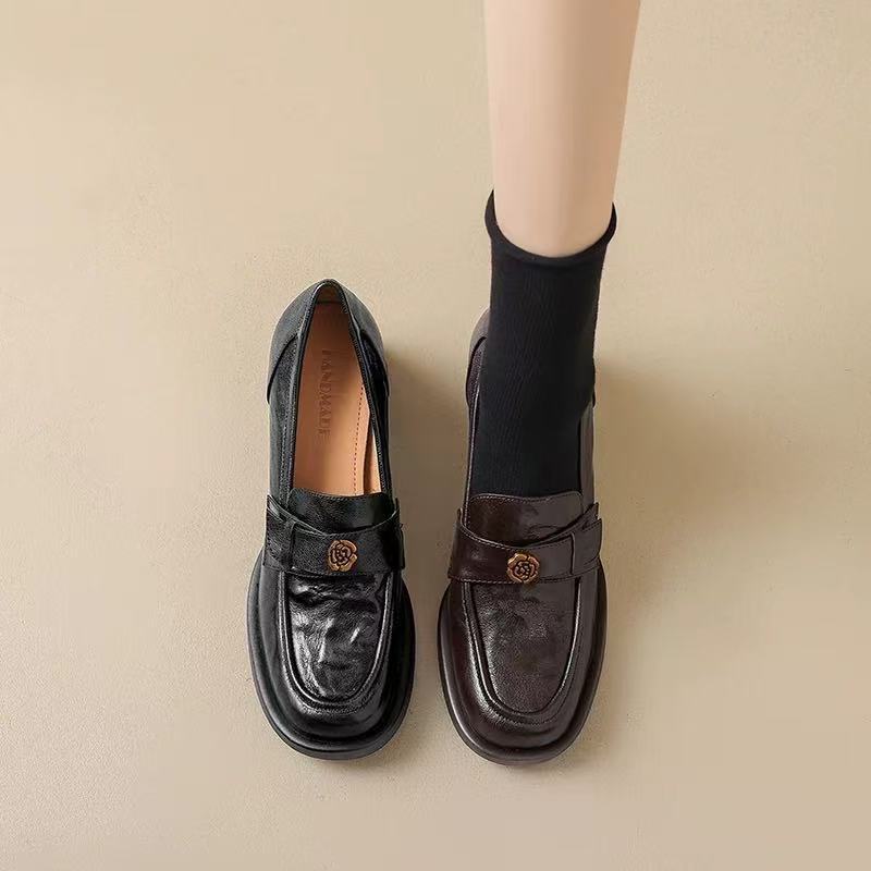 Cowhide version~ genuine leather one-pedal loafers women s camellia black small leather shoes thick heel retro style high heel single shoes 34
Cowhide version~ genuine leather one-pedal loafers women s camellia black small leather shoes thick heel retro style high heel single shoes 34
