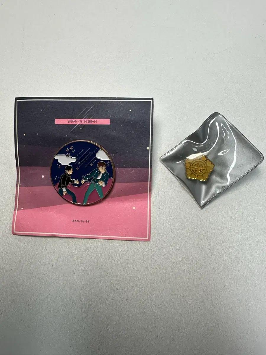 EXO() Love Me Right Lyrics Badge & Ewhamon Plum Badge Used
EXO() Love Me Right Lyrics Badge & Ewhamon Plum Badge Used