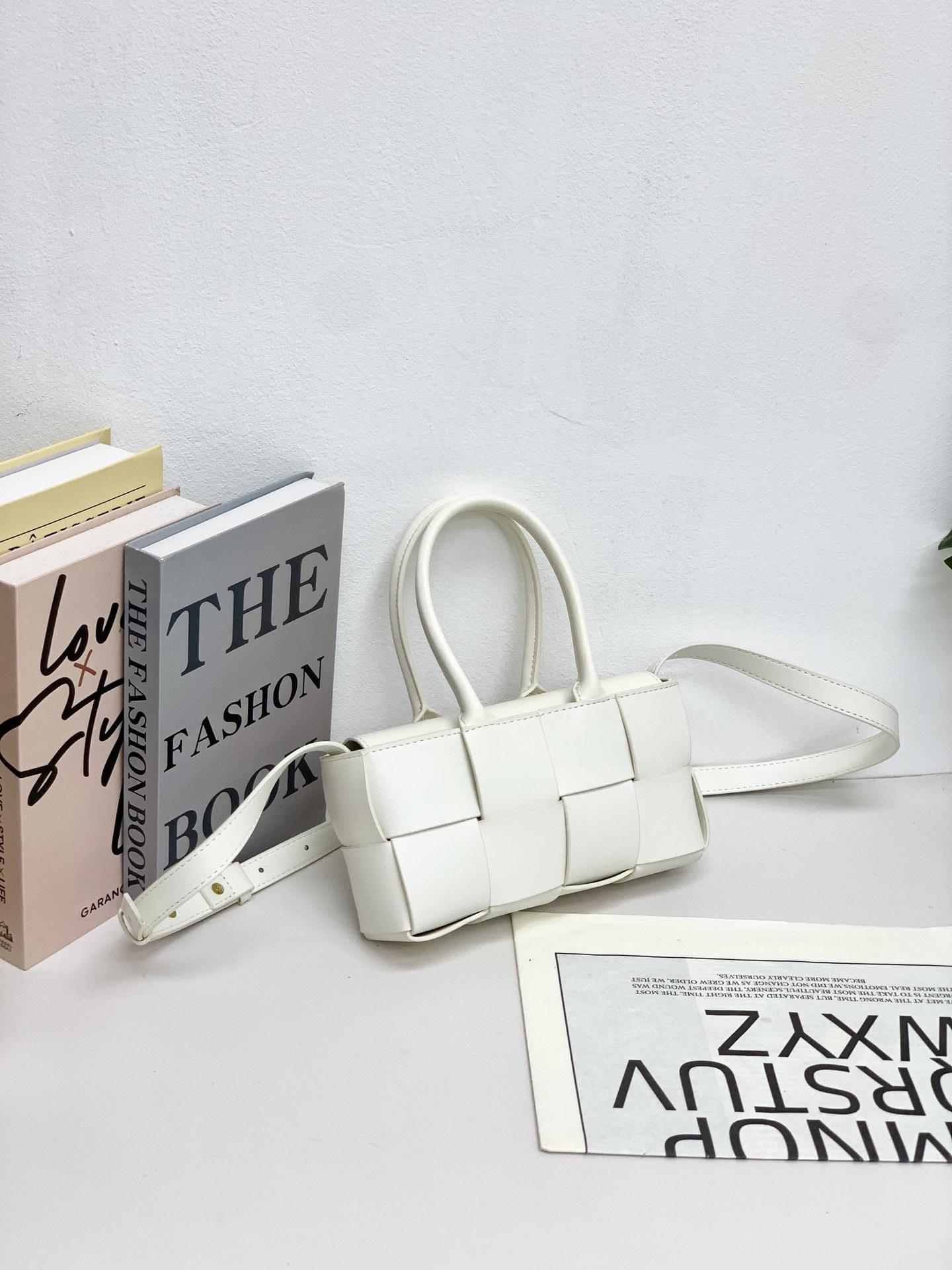 2024 Niche Leather Women s Bag Simple All-matching Commuting Shoulder Cross-body 22x11x5.5CM білий
2024 Niche Leather Women s Bag Simple All-matching Commuting Shoulder Cross-body 22x11x5.5CM білий
