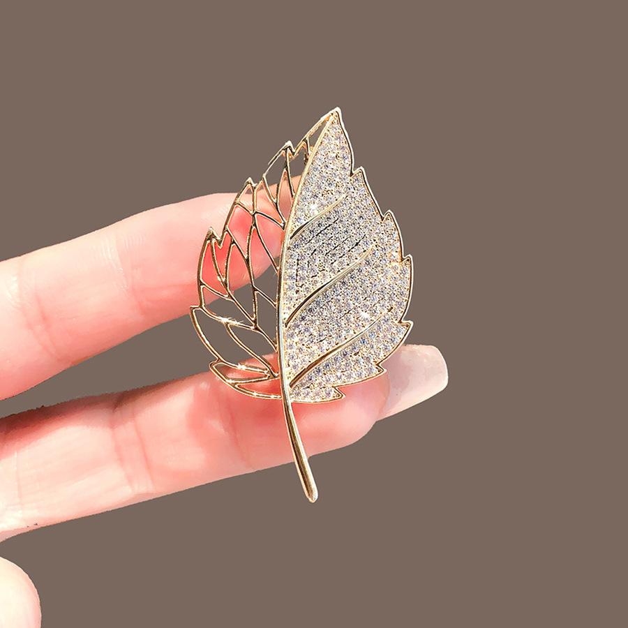 Нежная маленькая брошь в виде листа для мужчин и женщин, модная простая брошь, креативная булавка для пальто, анти-свет, украшение для костюма
Нежная маленькая брошь в виде листа для мужчин и женщин, модная простая брошь, креативная булавка для пальто, анти-свет, украшение для костюма