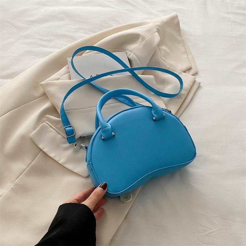 Корейская версия сумки для боулинга для женщин, новая модная маленькая квадратная сумка, модная сумка через плечо цвета конфет, трендовая
Корейская версия сумки для боулинга для женщин, новая модная маленькая квадратная сумка, модная сумка через плечо цвета конфет, трендовая