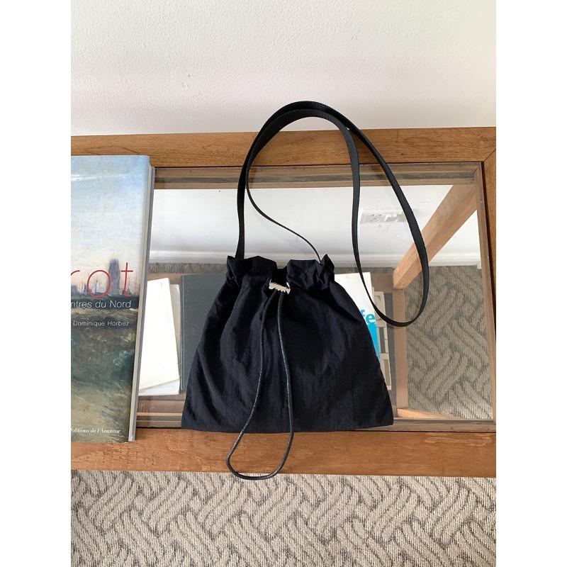 New mini nylon cloth bag niche casual shoulder bag women s versatile drawstring pleated bundle student messenger bag women чорний
New mini nylon cloth bag niche casual shoulder bag women s versatile drawstring pleated bundle student messenger bag women чорний