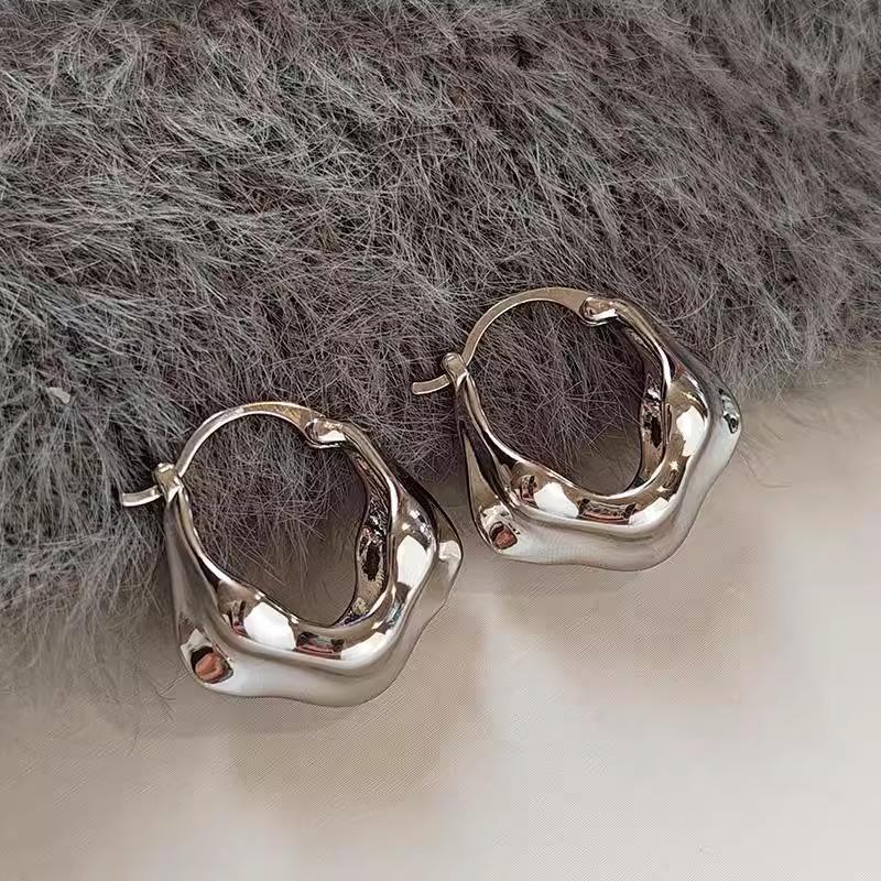 Japan and Korea metal retro sterling silver ear buckle women s niche design sense high-end earrings new popular temperament earrings
Japan and Korea metal retro sterling silver ear buckle women s niche design sense high-end earrings new popular temperament earrings