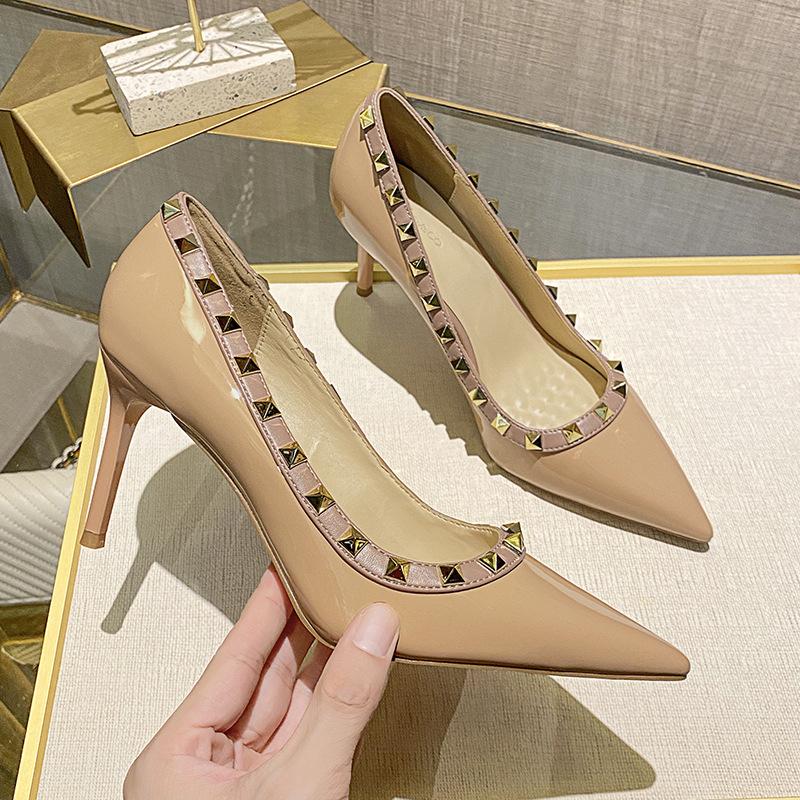 Новые туфли с заклепками на высоком каблуке женские туфли на тонком каблуке нишевые темпераментные остроносые туфли-лодочки из лакированной кожи телесного цвета 40
Новые туфли с заклепками на высоком каблуке женские туфли на тонком каблуке нишевые темпераментные остроносые туфли-лодочки из лакированной кожи телесного цвета 40