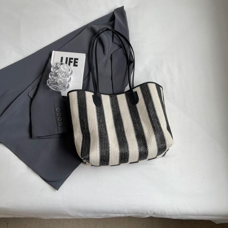 Новая большая вместительная модная и простая сумка темпераментная полосатая женская сумка через плечо иностранный стиль универсальная трендовая сумка-тоут чёрный
Новая большая вместительная модная и простая сумка темпераментная полосатая женская сумка через плечо иностранный стиль универсальная трендовая сумка-тоут чёрный