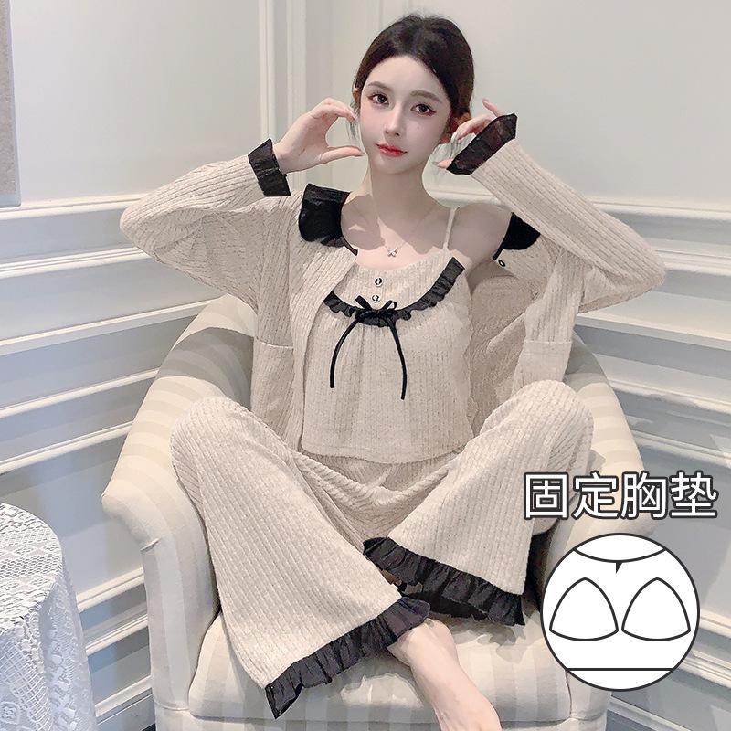 Autumn new cashmere suspender long-sleeved pajamas bow three-piece set sexy loungewear set in stock XL
Autumn new cashmere suspender long-sleeved pajamas bow three-piece set sexy loungewear set in stock XL